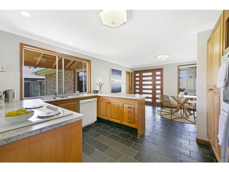 31 Beaconsfield Drive, Burleigh Waters QLD 4220