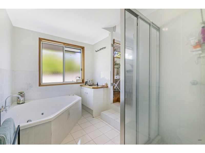 31 Beaconsfield Drive, Burleigh Waters QLD 4220