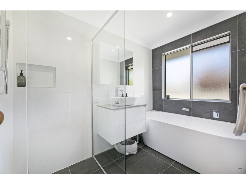 31 Beaconsfield Drive, Burleigh Waters QLD 4220