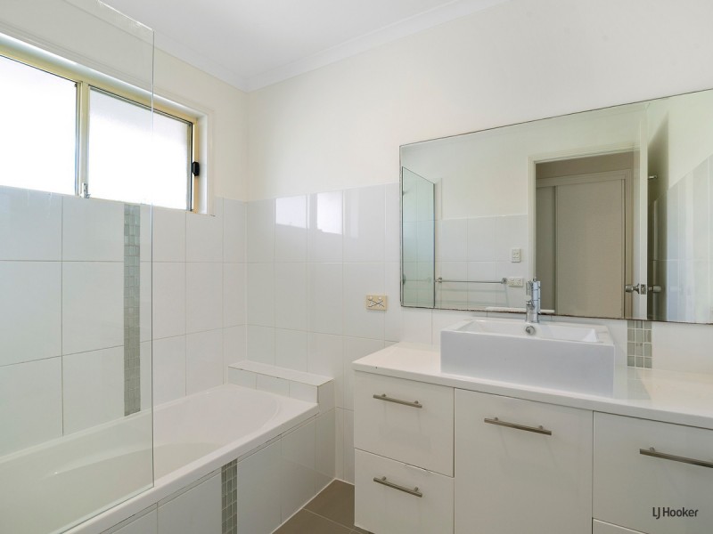 16 Daphne Court, Elanora QLD 4221