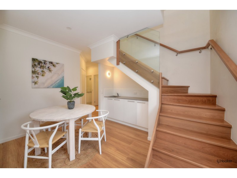 2/4 Twenty Seventh Avenue, Palm Beach QLD 4221