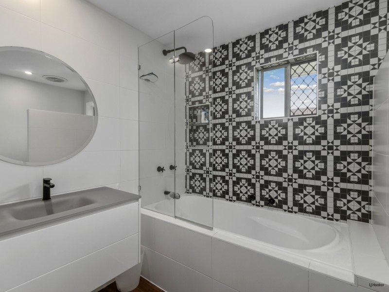 2 Guyra Avenue, Burleigh Heads QLD 4220