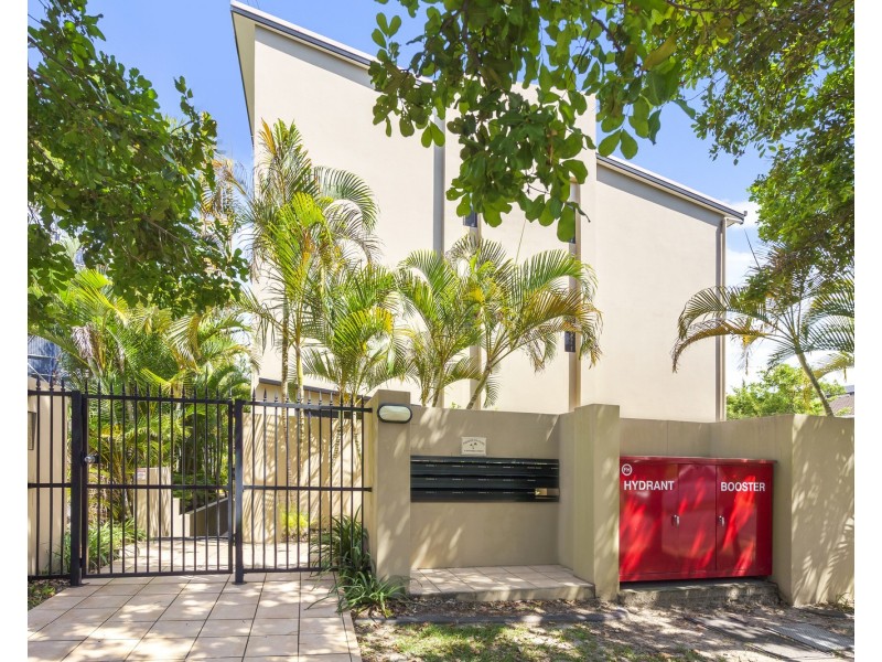 2/4 Mawarra Street, Palm Beach QLD 4221