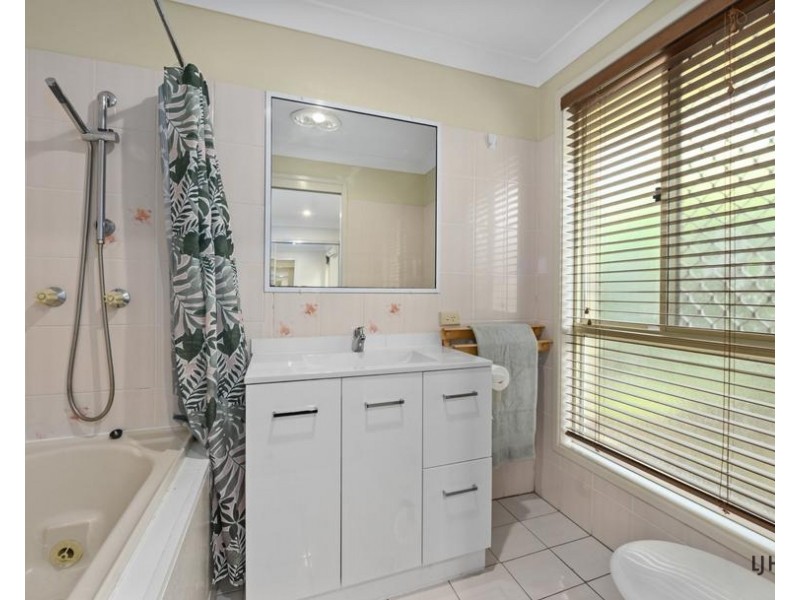 8 Jondique Avenue, Merrimac QLD 4226