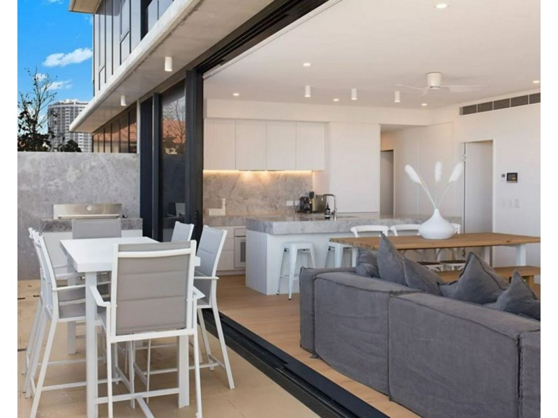 2/77 Jefferson Lane, Palm Beach QLD 4221