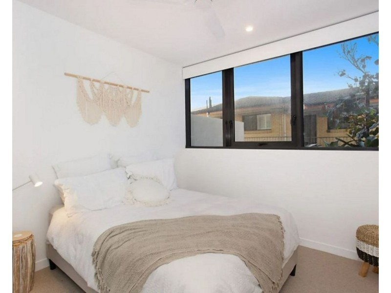 2/77 Jefferson Lane, Palm Beach QLD 4221