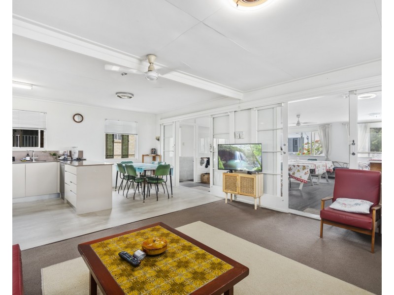 30 Jefferson Lane, Palm Beach QLD 4221