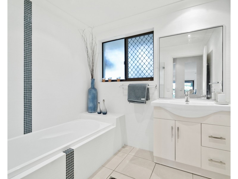 21 Swanbourne Way, Elanora QLD 4221