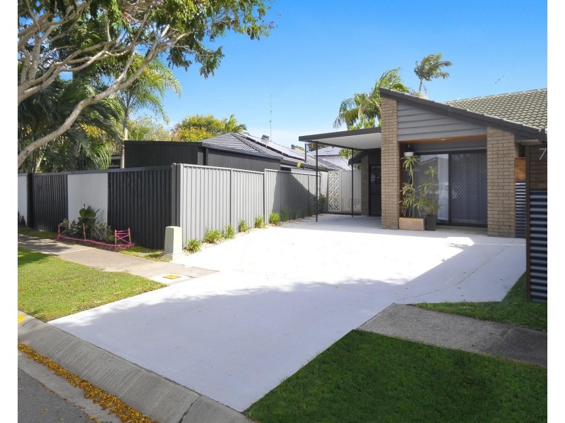 2/7 Peacock Place, Burleigh Waters QLD 4220