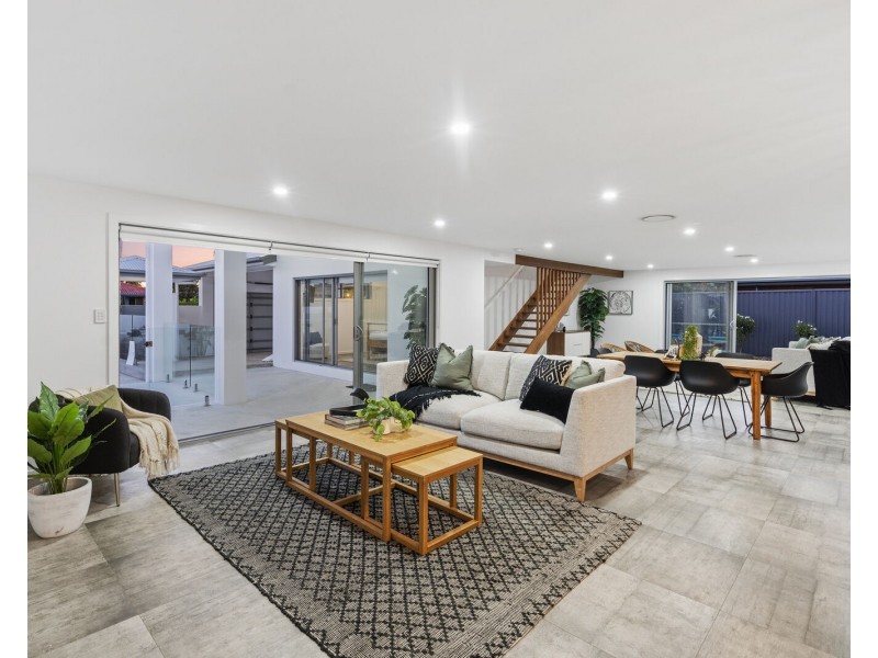 1 Kurrajong Court, Palm Beach QLD 4221