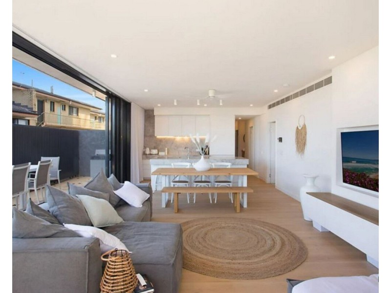 2/77 Jefferson Lane, Palm Beach QLD 4221