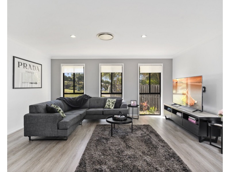 24 Whitely Circuit, Maudsland QLD 4210