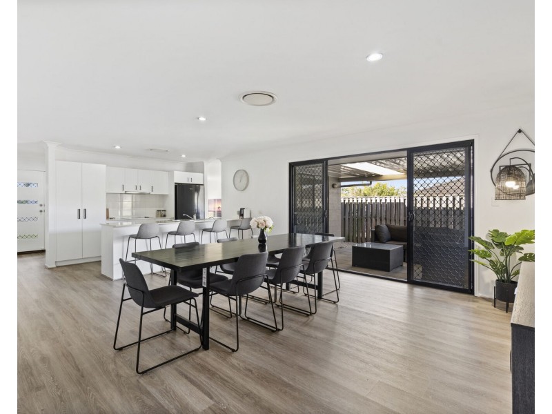 24 Whitely Circuit, Maudsland QLD 4210