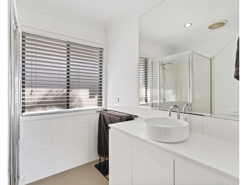 24 Whitely Circuit, Maudsland QLD 4210