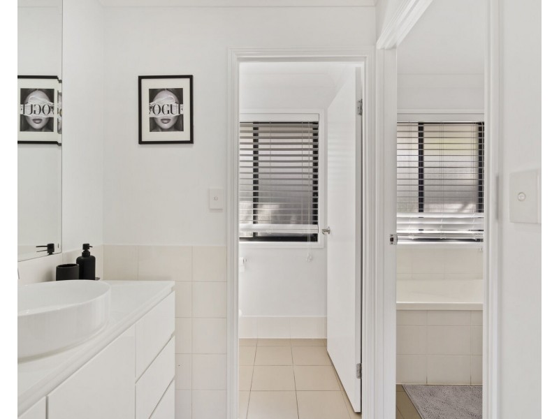 24 Whitely Circuit, Maudsland QLD 4210