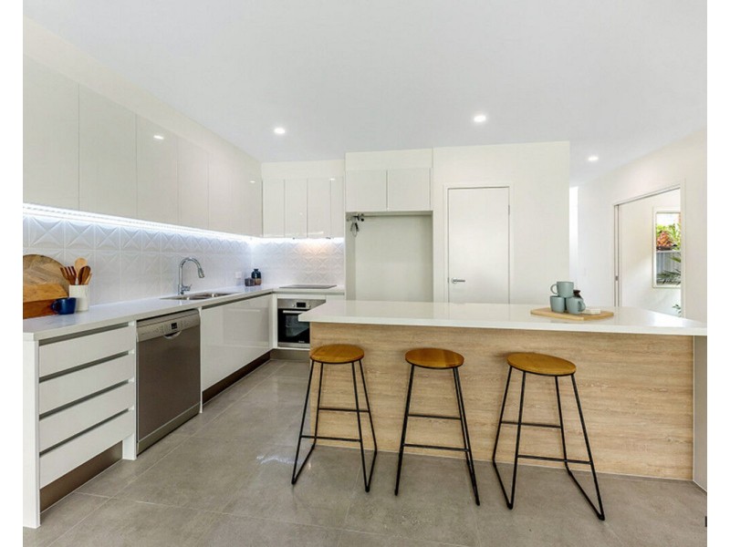 2/4 Beelyu Street, Burleigh Heads QLD 4220