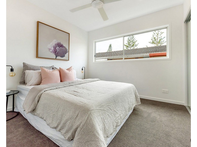 2/4 Beelyu Street, Burleigh Heads QLD 4220