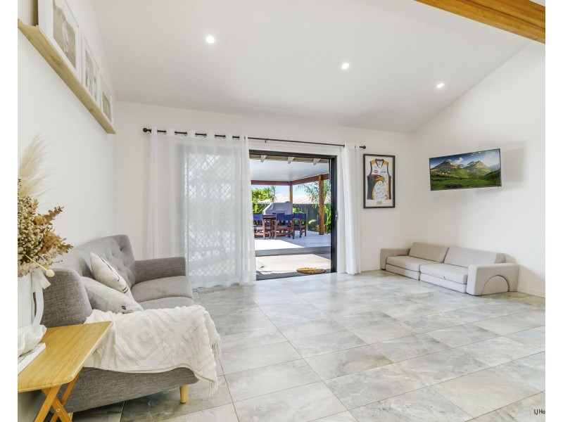 121 K P McGrath Drive, Elanora QLD 4221