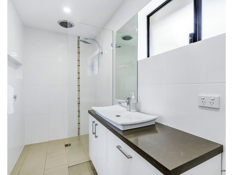 121 K P McGrath Drive, Elanora QLD 4221