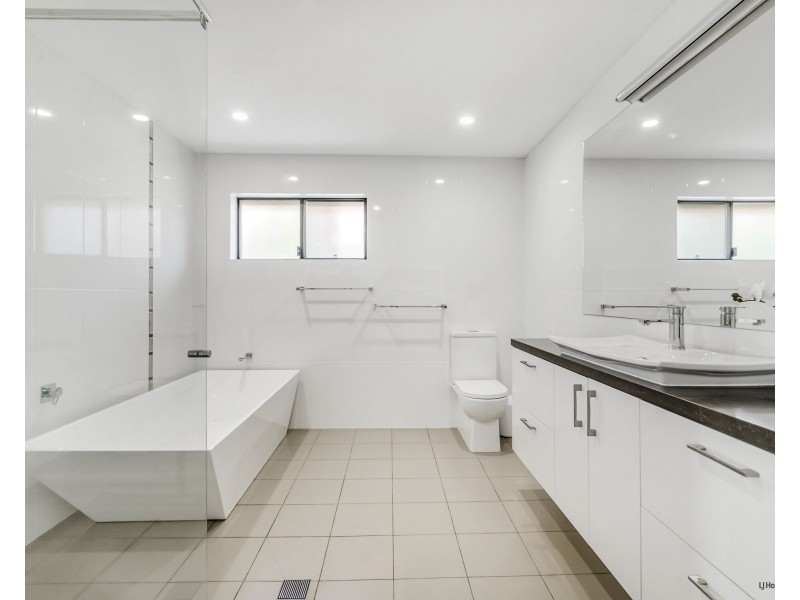 121 K P McGrath Drive, Elanora QLD 4221