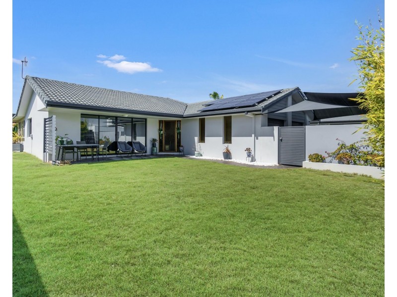 11 Kurrajong Court, Palm Beach QLD 4221