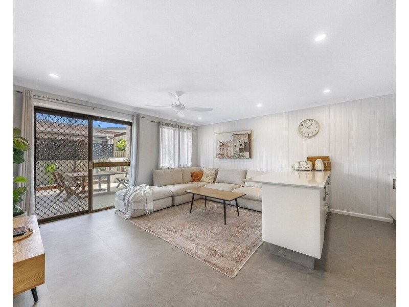 2/21 Walker Avenue, Palm Beach QLD 4221