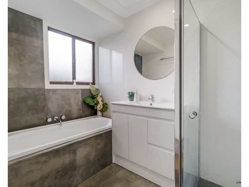 8 Darnel Street, Elanora QLD 4221