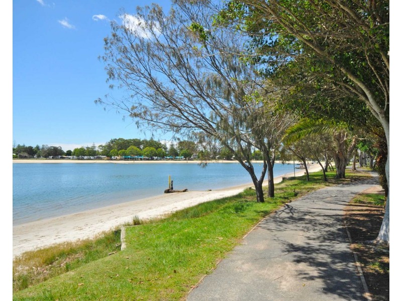 221 Nineteenth Avenue, Elanora QLD 4221