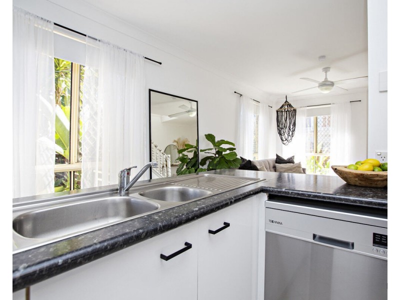 1/4 Twenty Sixth Avenue, Palm Beach QLD 4221