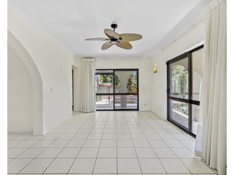 2 Kalamunda Close, Elanora QLD 4221