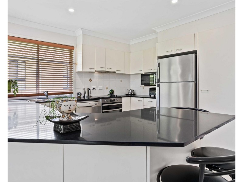 37 Hibertia Avenue, Elanora QLD 4221