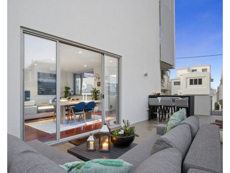 2/160 Jefferson Lane, Palm Beach QLD 4221