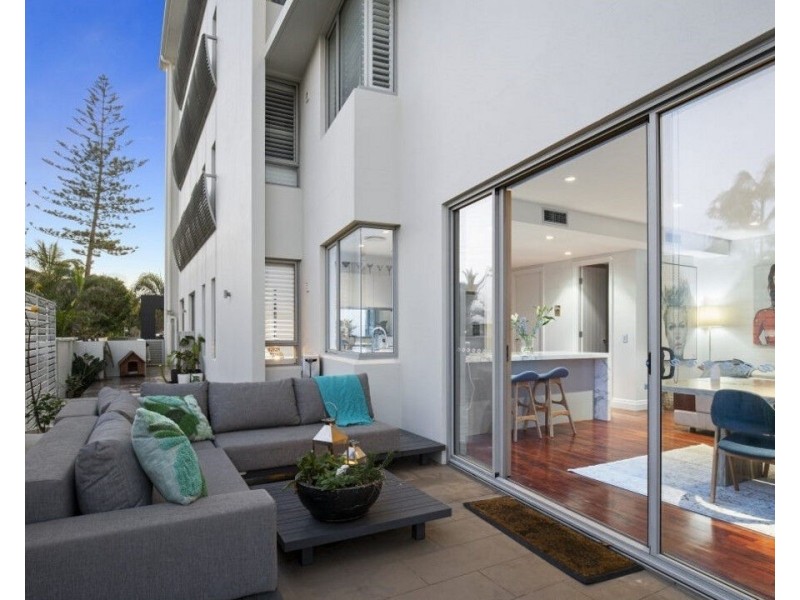 2/160 Jefferson Lane, Palm Beach QLD 4221