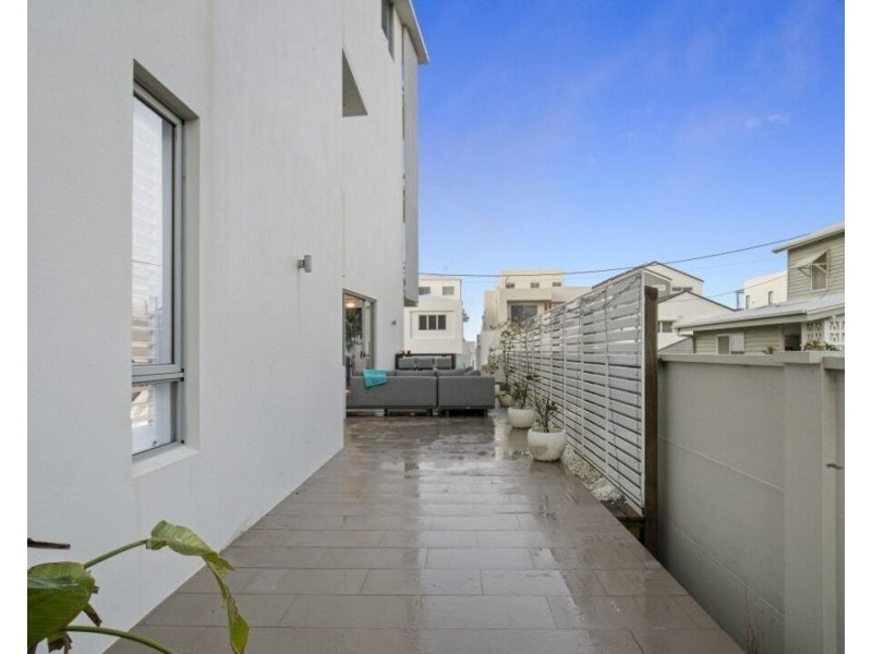 2/160 Jefferson Lane, Palm Beach QLD 4221