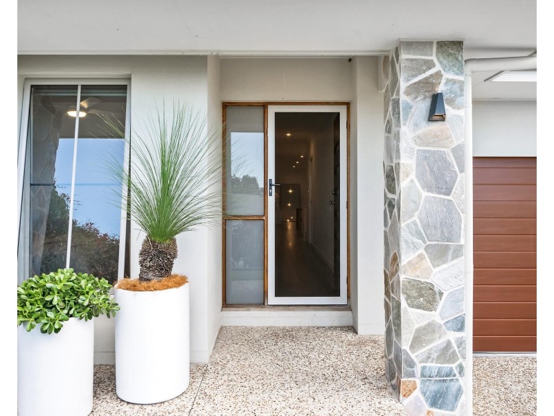 32 Sapphire Place, Elanora QLD 4221