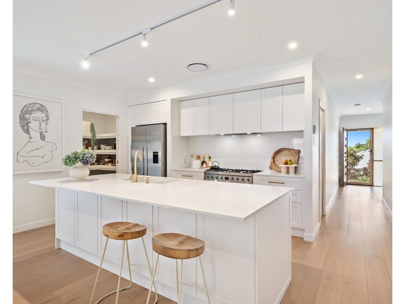 32 Sapphire Place, Elanora QLD 4221