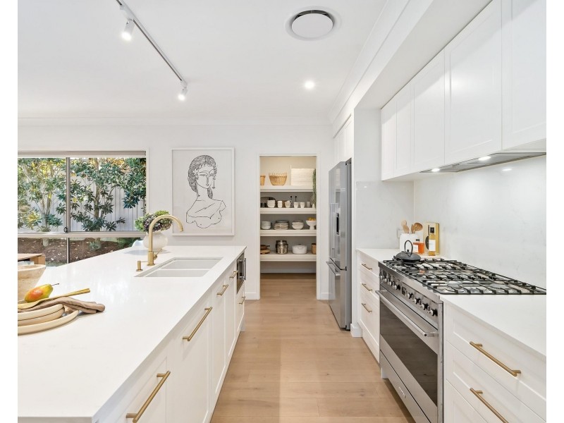 32 Sapphire Place, Elanora QLD 4221