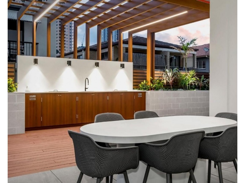 76/18 Chelsea Avenue, Broadbeach QLD 4218