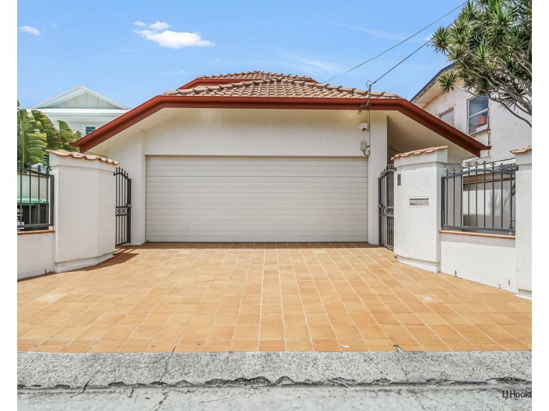 245 Jefferson Lane, Palm Beach QLD 4221