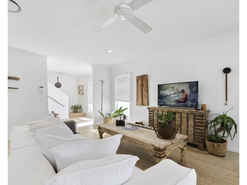 2/8 Fourteenth Avenue, Palm Beach QLD 4221