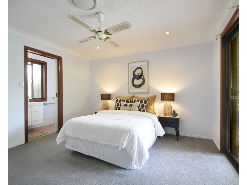 136 K P McGrath Drive, Elanora QLD 4221