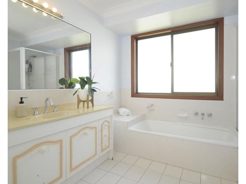 136 K P McGrath Drive, Elanora QLD 4221