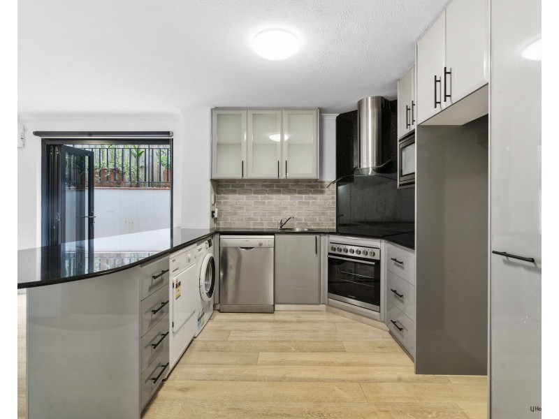 2/138 Jefferson Lane, Palm Beach QLD 4221