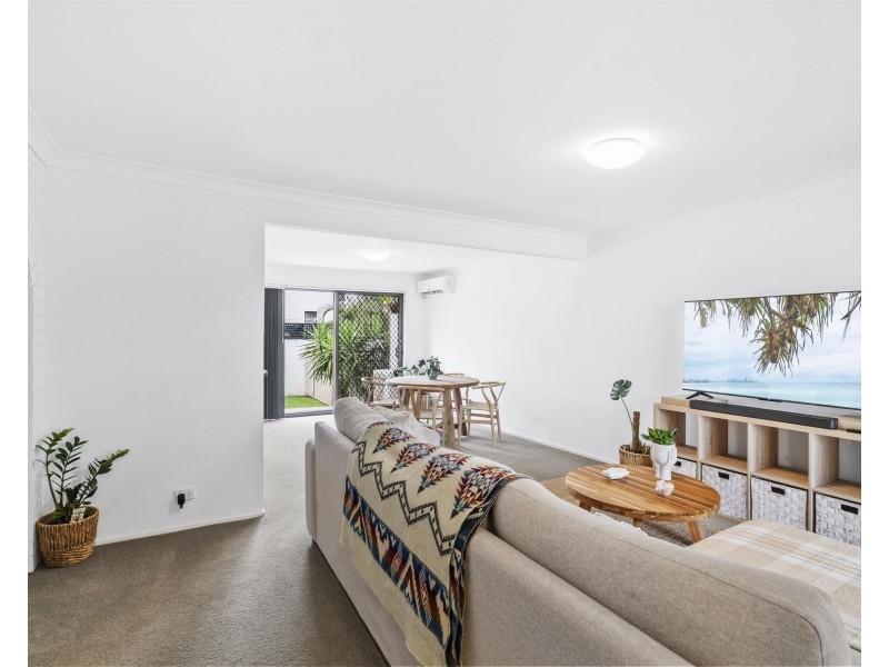 24/2 Karbunya Street, Mermaid Waters QLD 4218