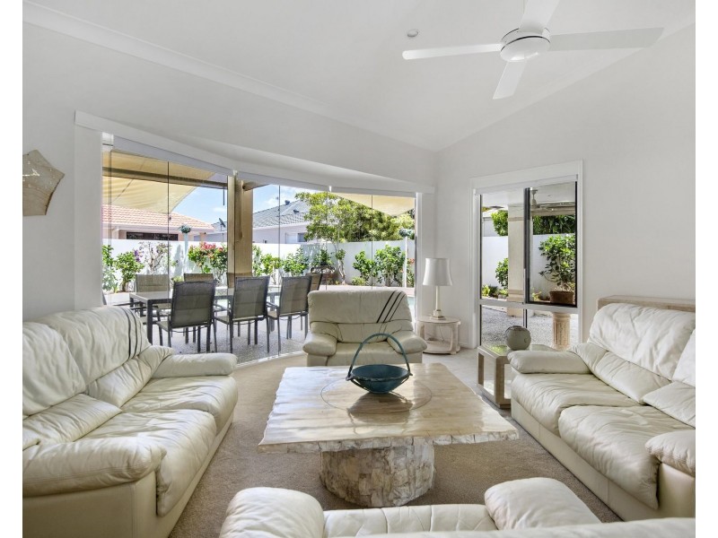 41 Deborah Avenue, Benowa Waters QLD 4217