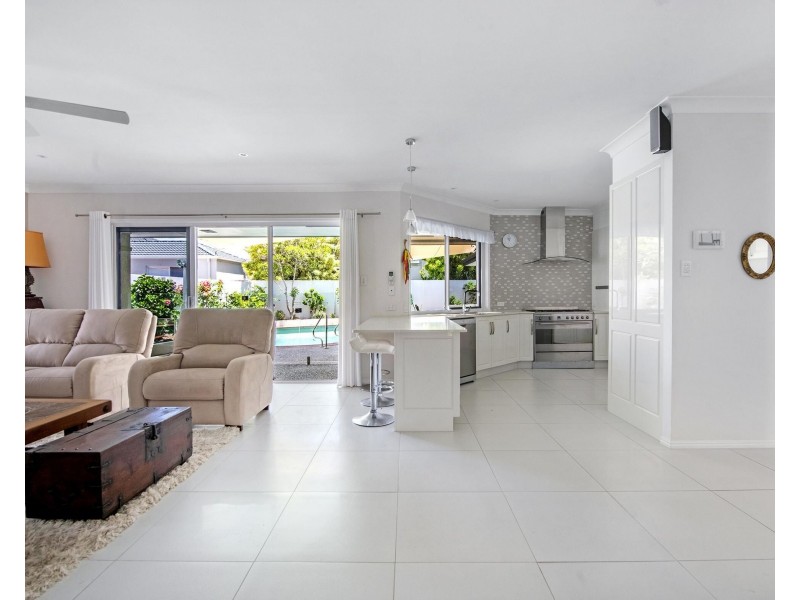 41 Deborah Avenue, Benowa Waters QLD 4217