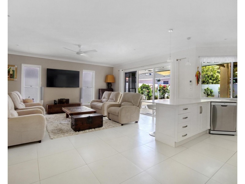 41 Deborah Avenue, Benowa Waters QLD 4217