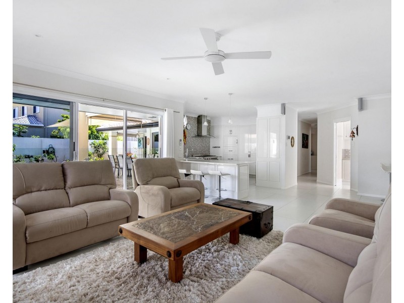 41 Deborah Avenue, Benowa Waters QLD 4217