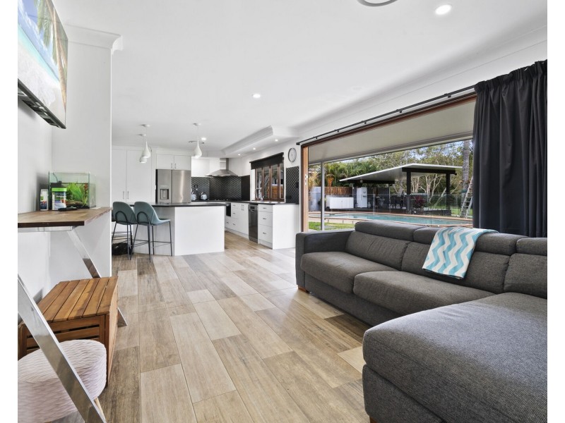 8 Larch Street, Tallebudgera QLD 4228