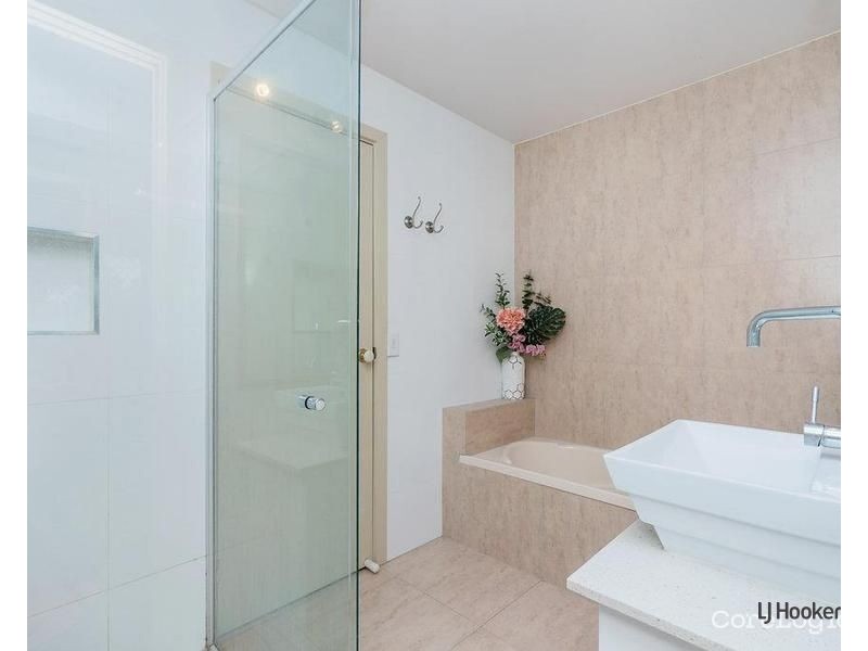 1/4 Oasis Crescent, Elanora QLD 4221